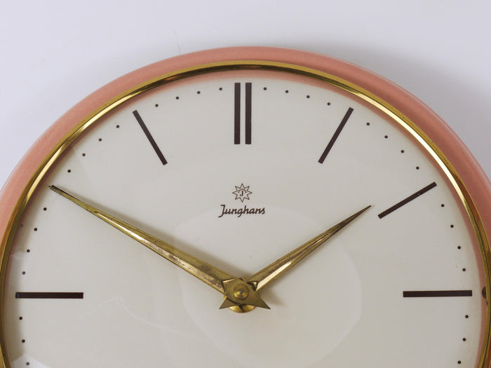 Junghans große rosa Wanduhr im Stil von Max Bill, Mid-Century, Deutschland, 1950er-Jahre