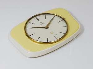 Junghans Wanduhr im Stil von Max Bill, Pastellgelb, Mid-Century, Deutschland, 1950er-Jahre