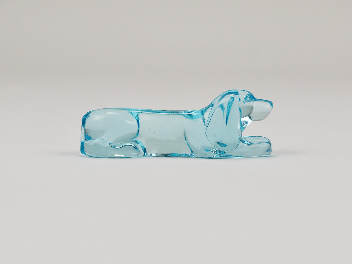 6 reposacuchillos franceses Art Déco con forma de perro, dachshund y basset hound, vidrio azul claro, años 30
