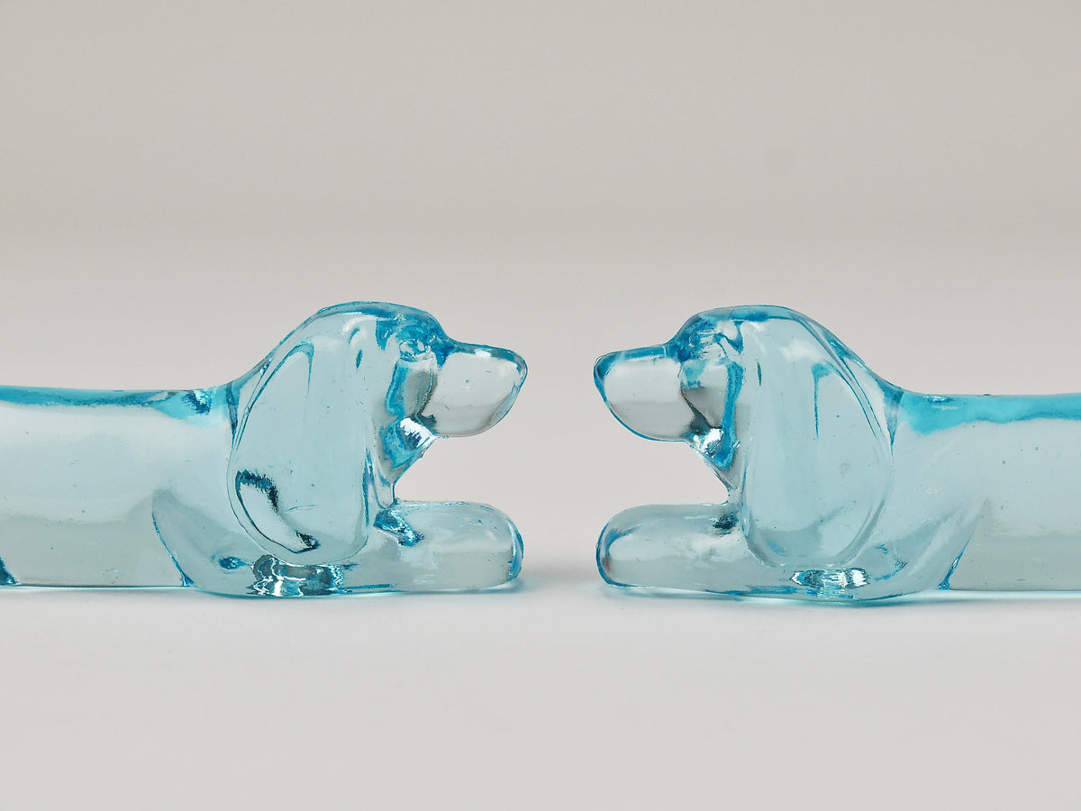 6 reposacuchillos franceses Art Déco con forma de perro, dachshund y basset hound, vidrio azul claro, años 30