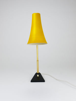 Lampe de table, bureau ou d'appoint J.T. Kalmar jaune, laiton et fer, Vienne, Autriche, années 1950