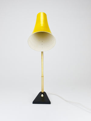 Lampe de table, bureau ou d'appoint J.T. Kalmar jaune, laiton et fer, Vienne, Autriche, années 1950
