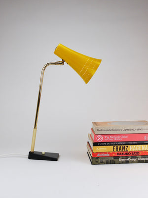 Lampe de table, bureau ou d'appoint J.T. Kalmar jaune, laiton et fer, Vienne, Autriche, années 1950