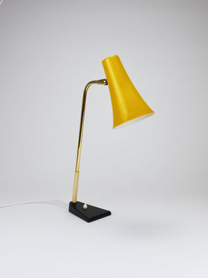 Lampe de table, bureau ou d'appoint J.T. Kalmar jaune, laiton et fer, Vienne, Autriche, années 1950