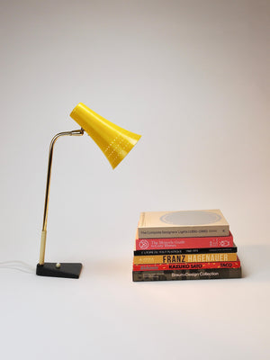 Lampe de table, bureau ou d'appoint J.T. Kalmar jaune, laiton et fer, Vienne, Autriche, années 1950