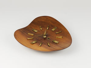 Horloge murale organique Mid-Century de style scandinave, teck & laiton, années 1950
