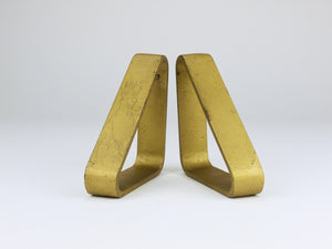 Par de sujetalibros triangulares dorados de hierro Carl Auböck III 5443, Viena/Austria, años 70