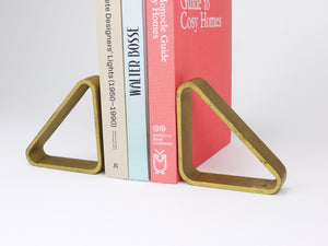 Par de sujetalibros triangulares dorados de hierro Carl Auböck III 5443, Viena/Austria, años 70