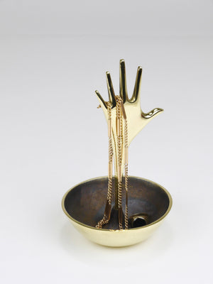 Coupe vide-poche Carl Auböck en laiton avec main décorative, Vienne, Autriche