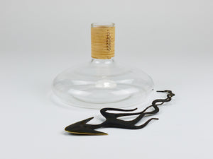 Vaso decanter «Tuberkulinkolben» Carl Aubock, top in vimini e rafia, Austria, anni 1950