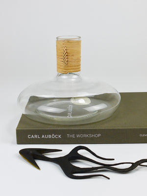 Vaso decanter «Tuberkulinkolben» Carl Aubock, top in vimini e rafia, Austria, anni 1950