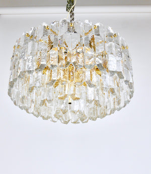 Immense lustre plafonnier J.T. Kalmar Palazzo en laiton doré et verre, années 1950