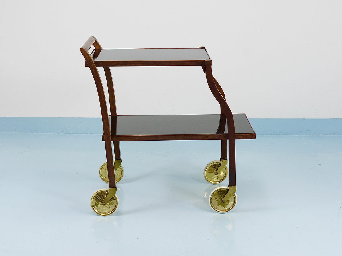 Chariot bar en noyer et verre incurvés d'Oswald Haerdtl, table de service, années 1950