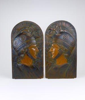 Paire de panneaux en relief « Spartans », Art nouveau Sécession viennoise, attribués à Georg Klimt