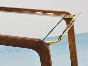 Table roulante bar Mid-Century en noyer et laiton, années 1950, attribué à Oswald Haerdtl