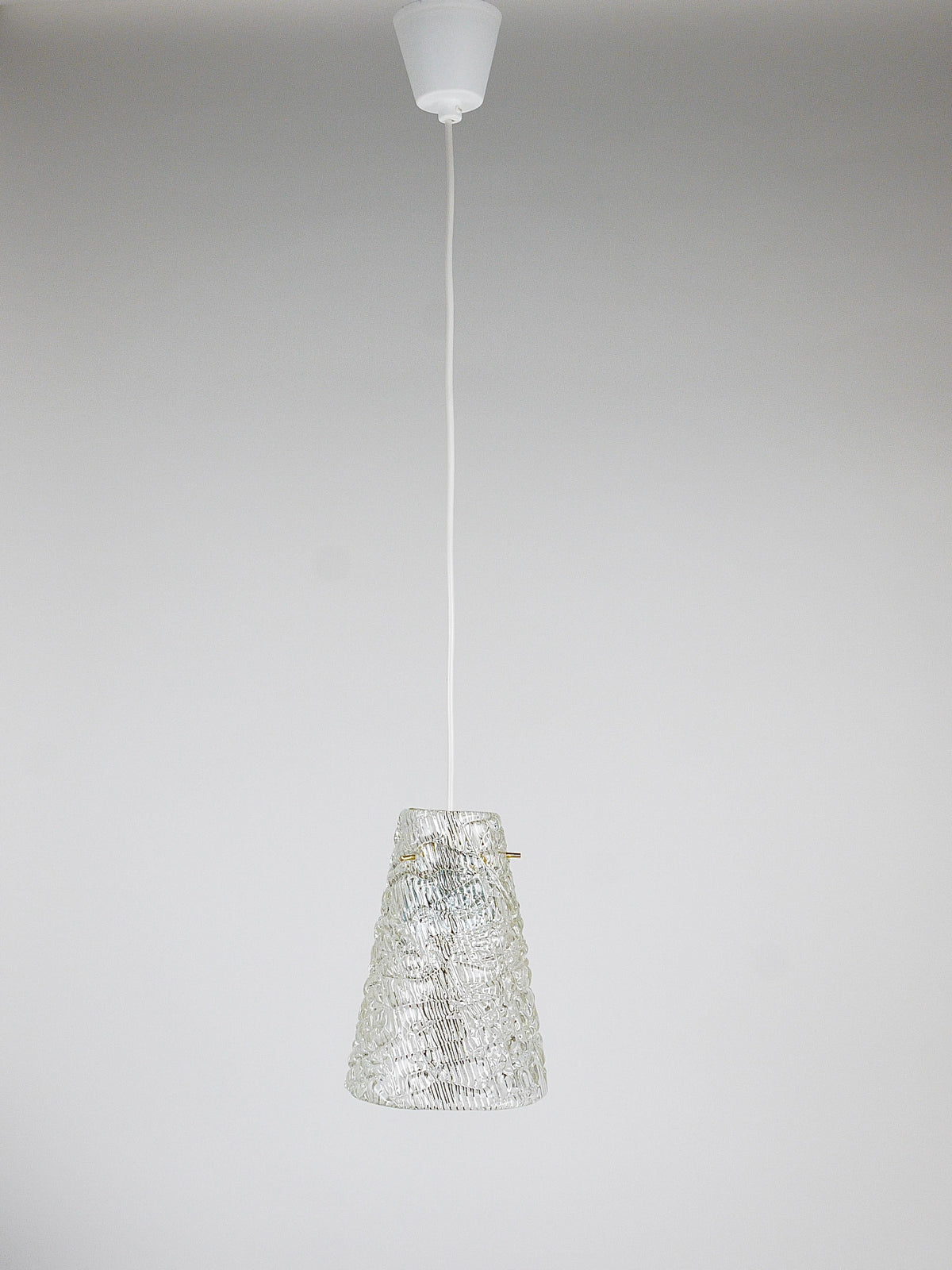 Suspension Mid-Century J.T. Kalmar en verre texturé et laiton, Autriche, années 1950