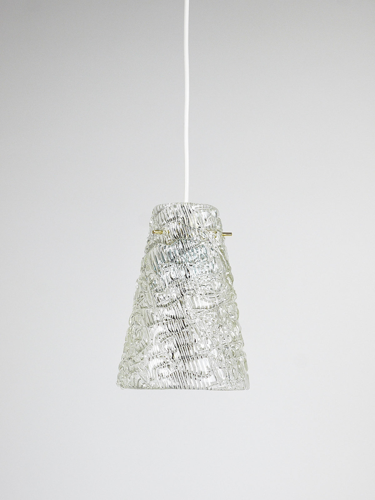 Suspension Mid-Century J.T. Kalmar en verre texturé et laiton, Autriche, années 1950