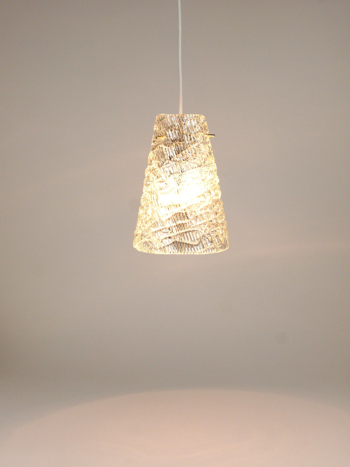 Suspension Mid-Century J.T. Kalmar en verre texturé et laiton, Autriche, années 1950