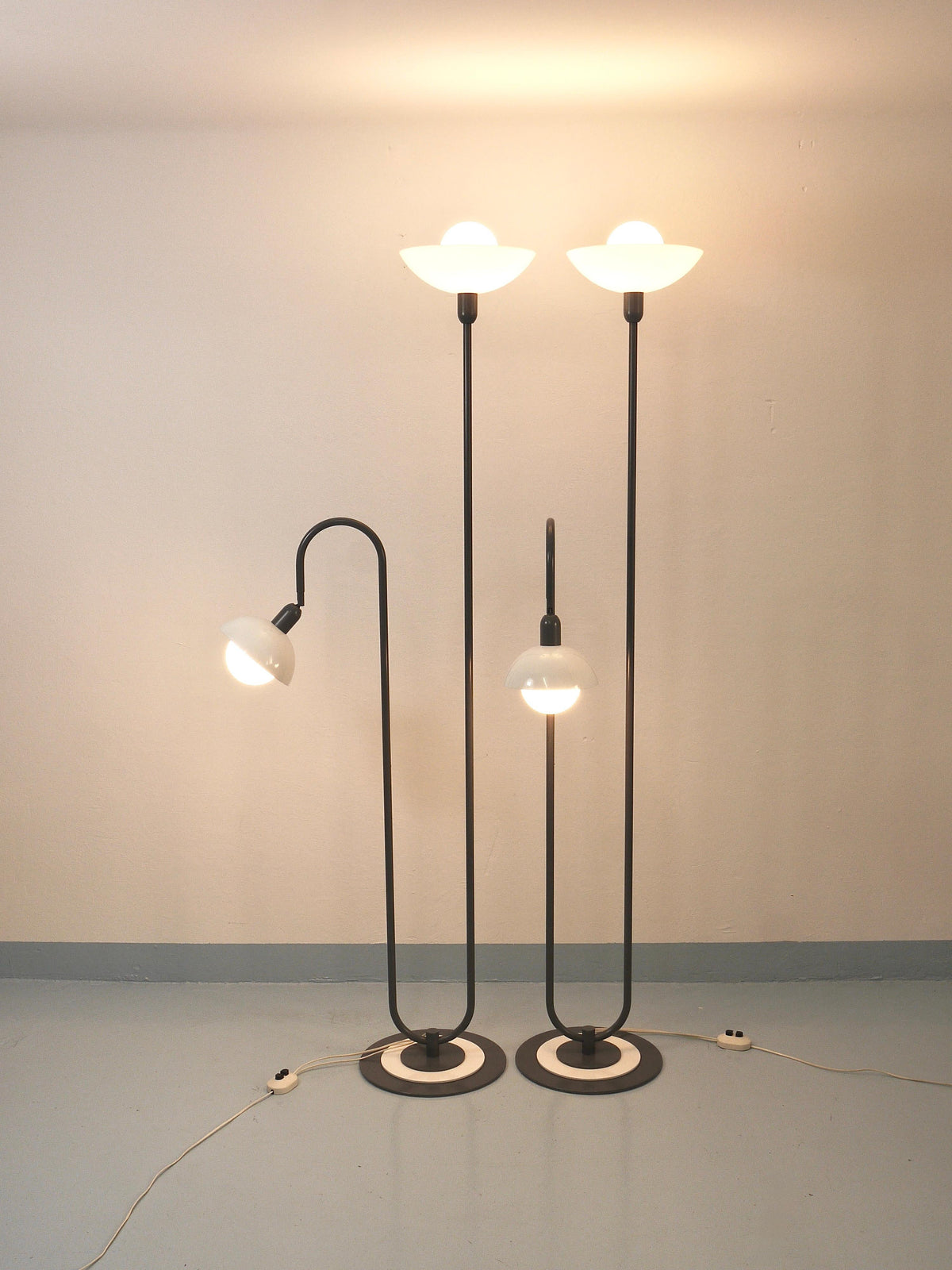 2 lampadaires postmodernes style Memphis, années 1980, torchère, Italie, années 1980