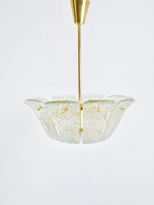 Grand lustre panier courbé J.T. Kalmar, laiton et verre texturé, Vienne, 1950