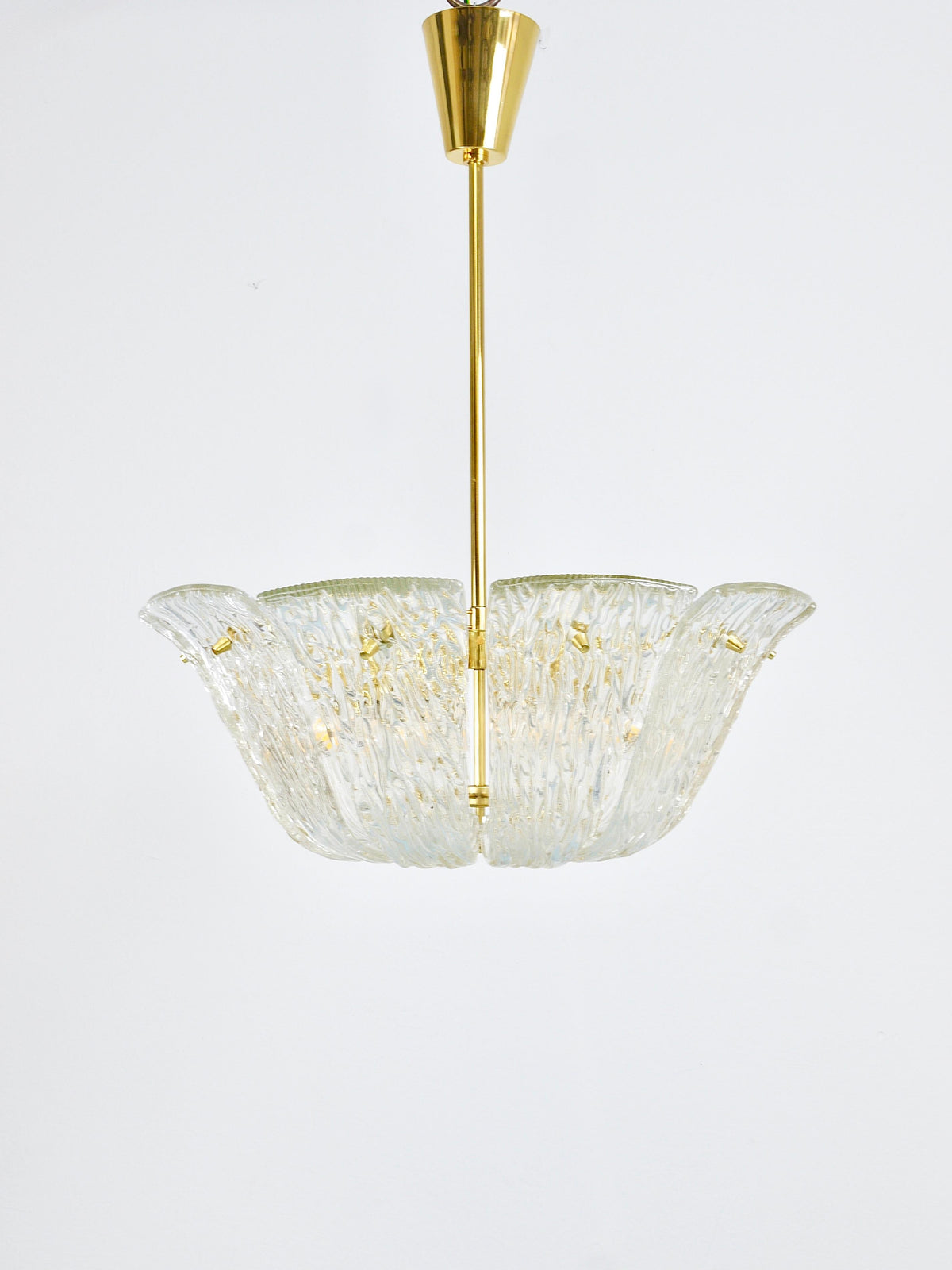 Grand lustre panier courbé J.T. Kalmar, laiton et verre texturé, Vienne, 1950