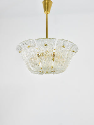 Grand lustre panier courbé J.T. Kalmar, laiton et verre texturé, Vienne, 1950