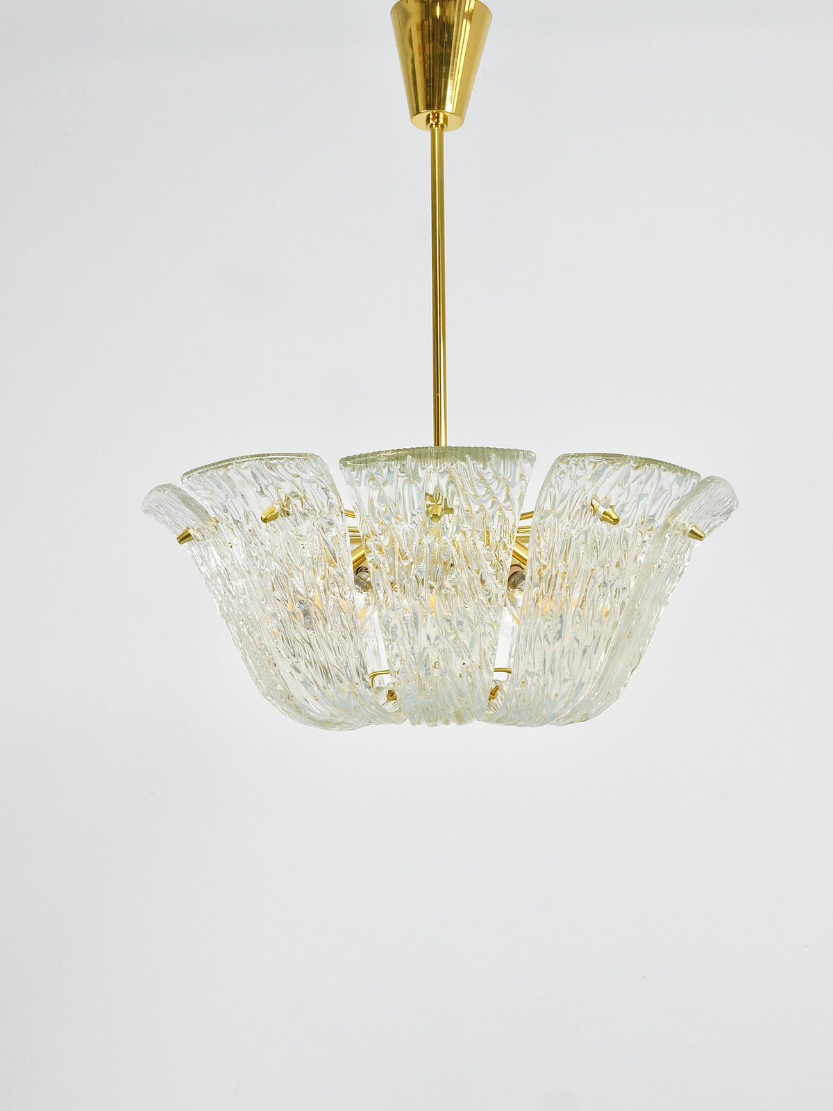 Grand lustre panier courbé J.T. Kalmar, laiton et verre texturé, Vienne, 1950