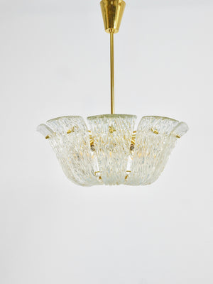 Grand lustre panier courbé J.T. Kalmar, laiton et verre texturé, Vienne, 1950