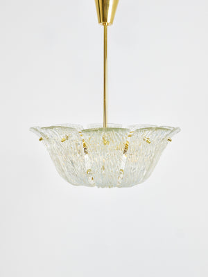 Grand lustre panier courbé J.T. Kalmar, laiton et verre texturé, Vienne, 1950