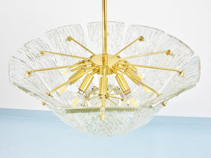 Grand lustre panier courbé J.T. Kalmar, laiton et verre texturé, Vienne, 1950