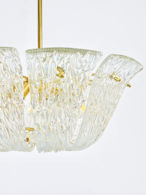 Grand lustre panier courbé J.T. Kalmar, laiton et verre texturé, Vienne, 1950