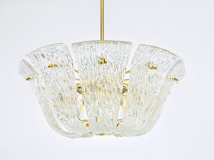 Grand lustre panier courbé J.T. Kalmar, laiton et verre texturé, Vienne, 1950