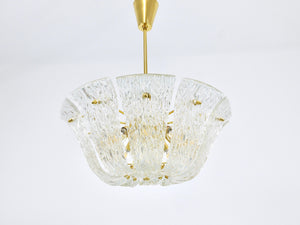 Grand lustre panier courbé J.T. Kalmar, laiton et verre texturé, Vienne, 1950