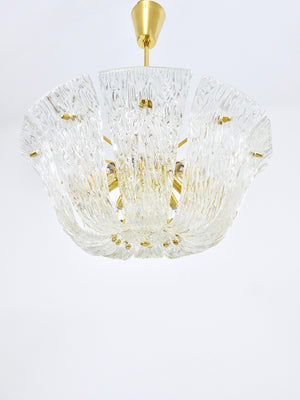 Grand lustre panier courbé J.T. Kalmar, laiton et verre texturé, Vienne, 1950