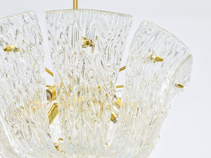 Grand lustre panier courbé J.T. Kalmar, laiton et verre texturé, Vienne, 1950