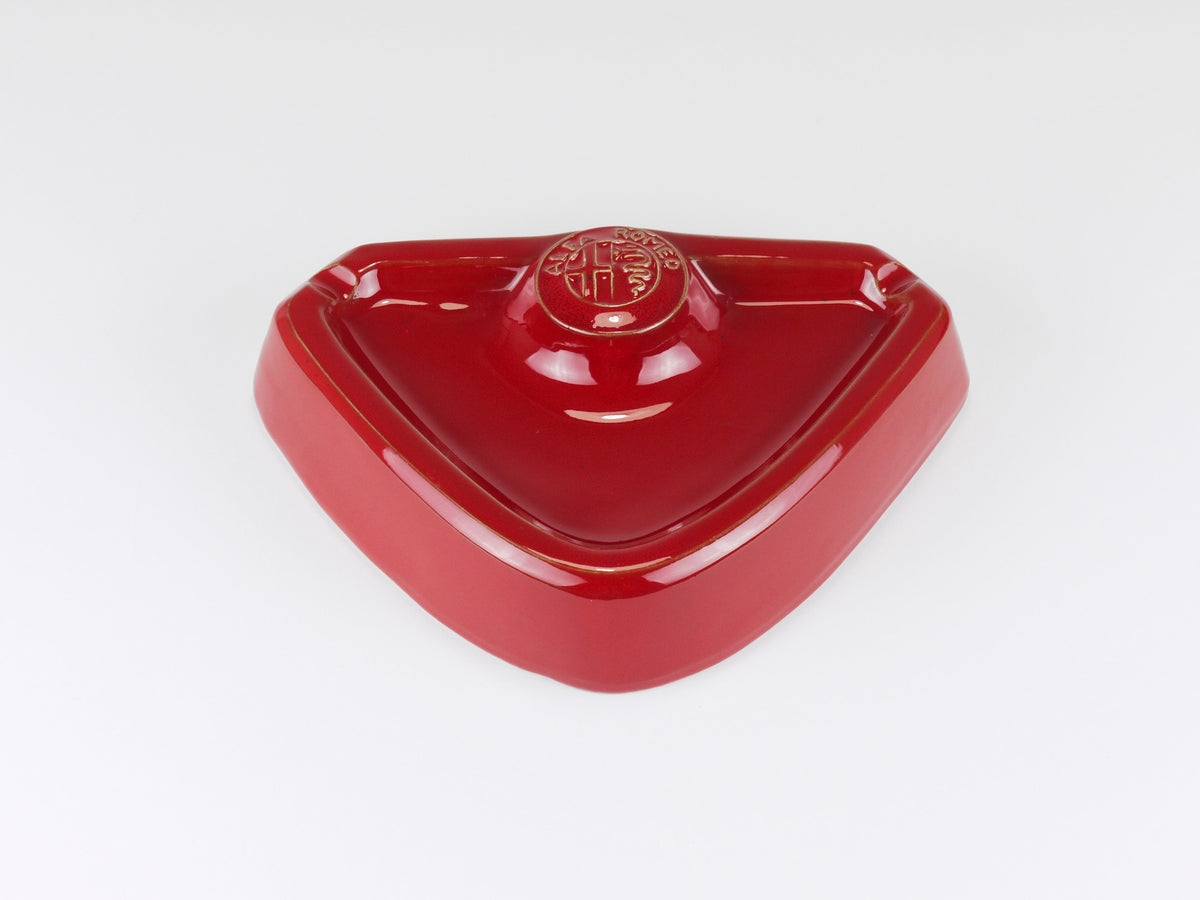 Cendrier en céramique rouge Alfa Romeo, logo en relief, CNF Nicola Fasano, Italie, années 1970