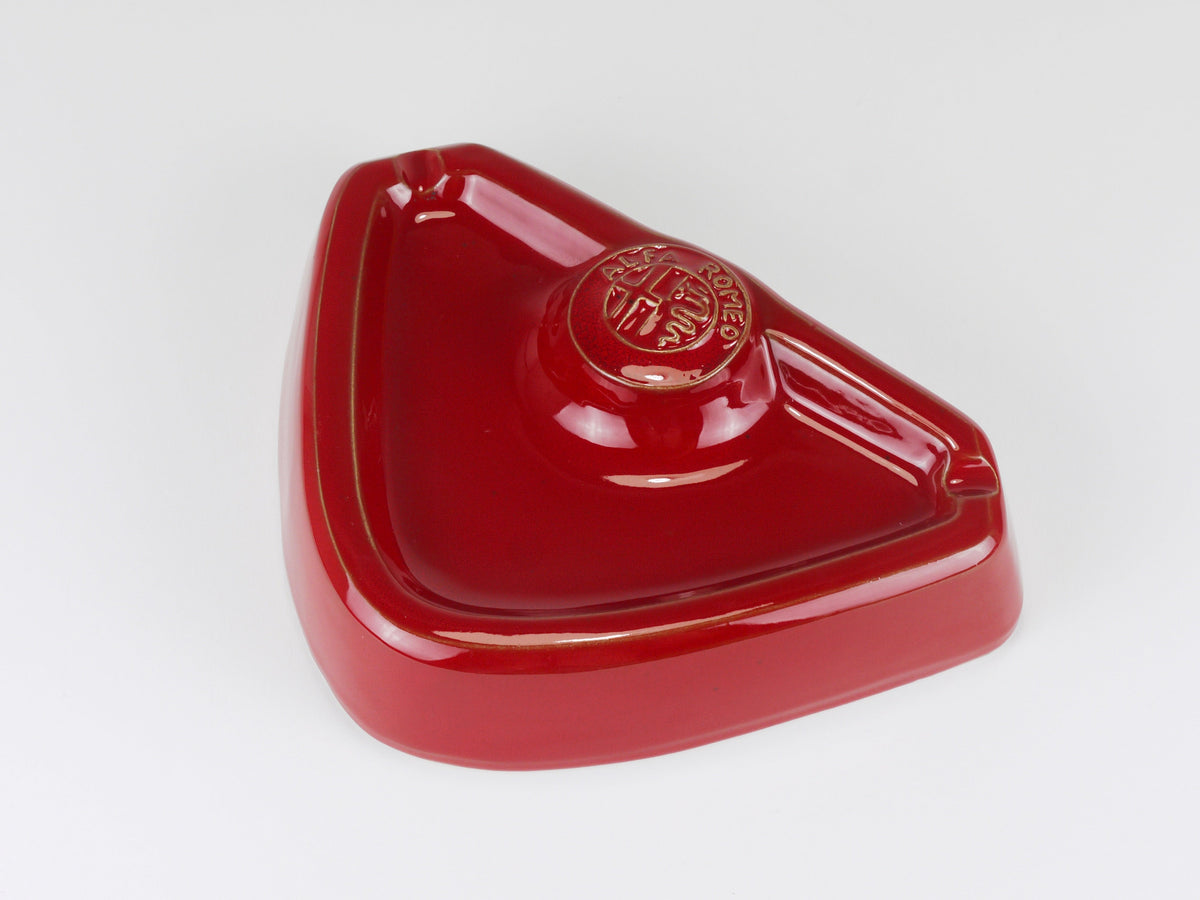 Cendrier en céramique rouge Alfa Romeo, logo en relief, CNF Nicola Fasano, Italie, années 1970