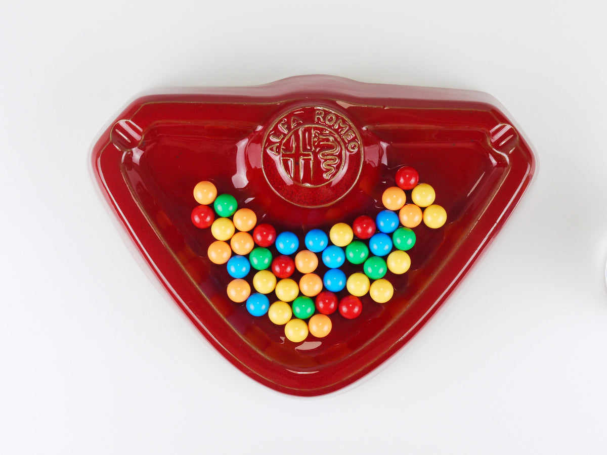 Cendrier en céramique rouge Alfa Romeo, logo en relief, CNF Nicola Fasano, Italie, années 1970