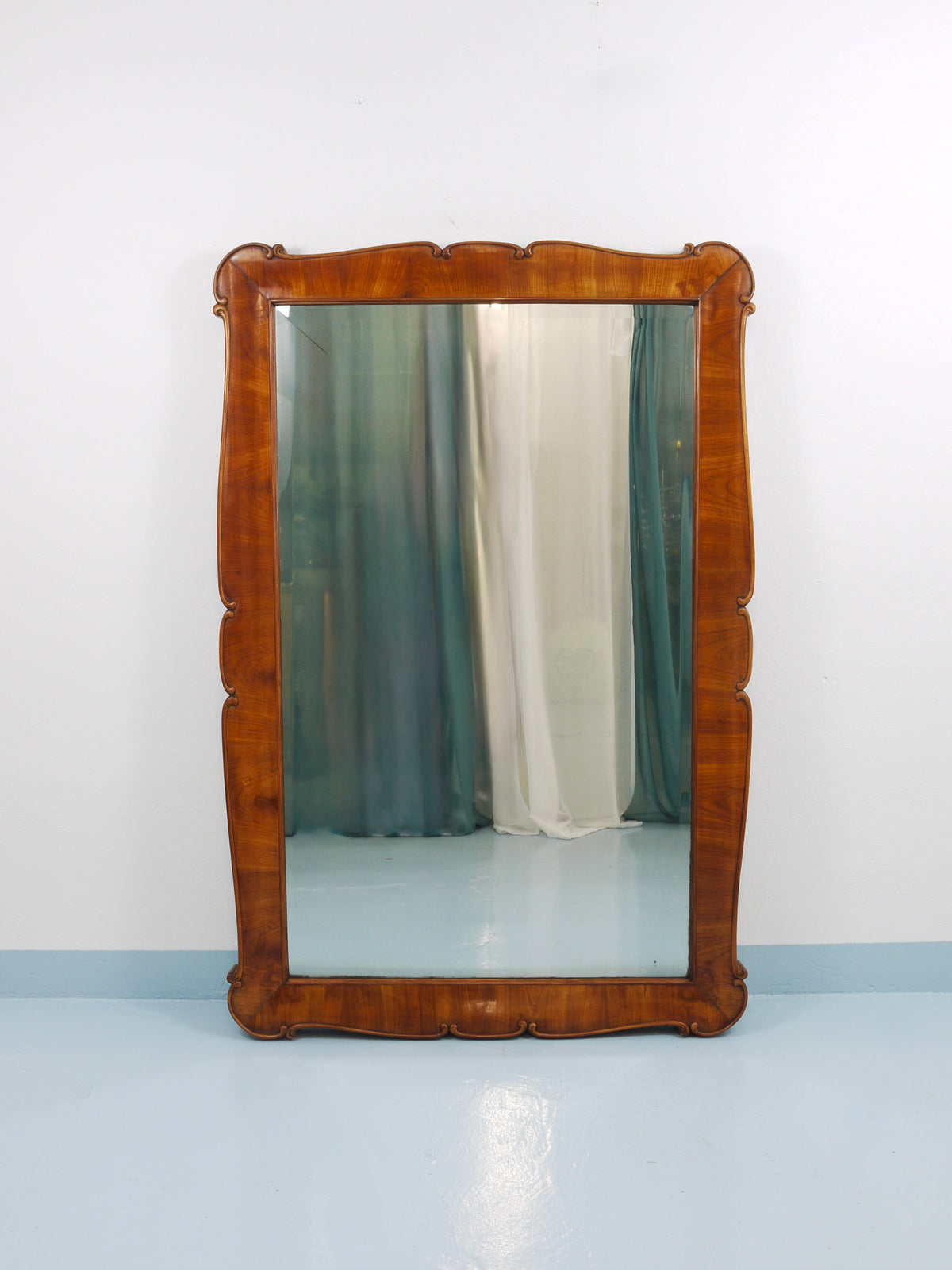 Grand miroir mural Biedermeier de 59 in en bois de cerisier sculpté et festonné, Vienne, 1850