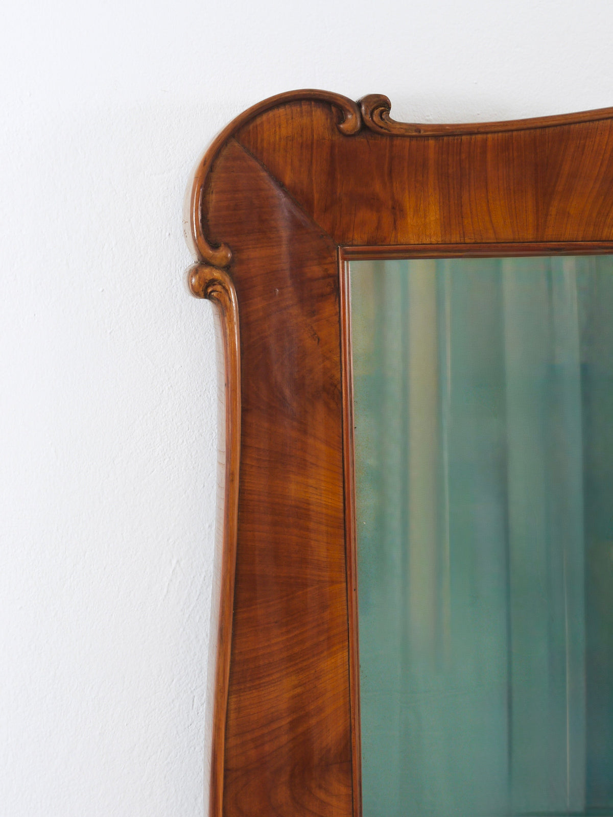 Grand miroir mural Biedermeier de 59 in en bois de cerisier sculpté et festonné, Vienne, 1850