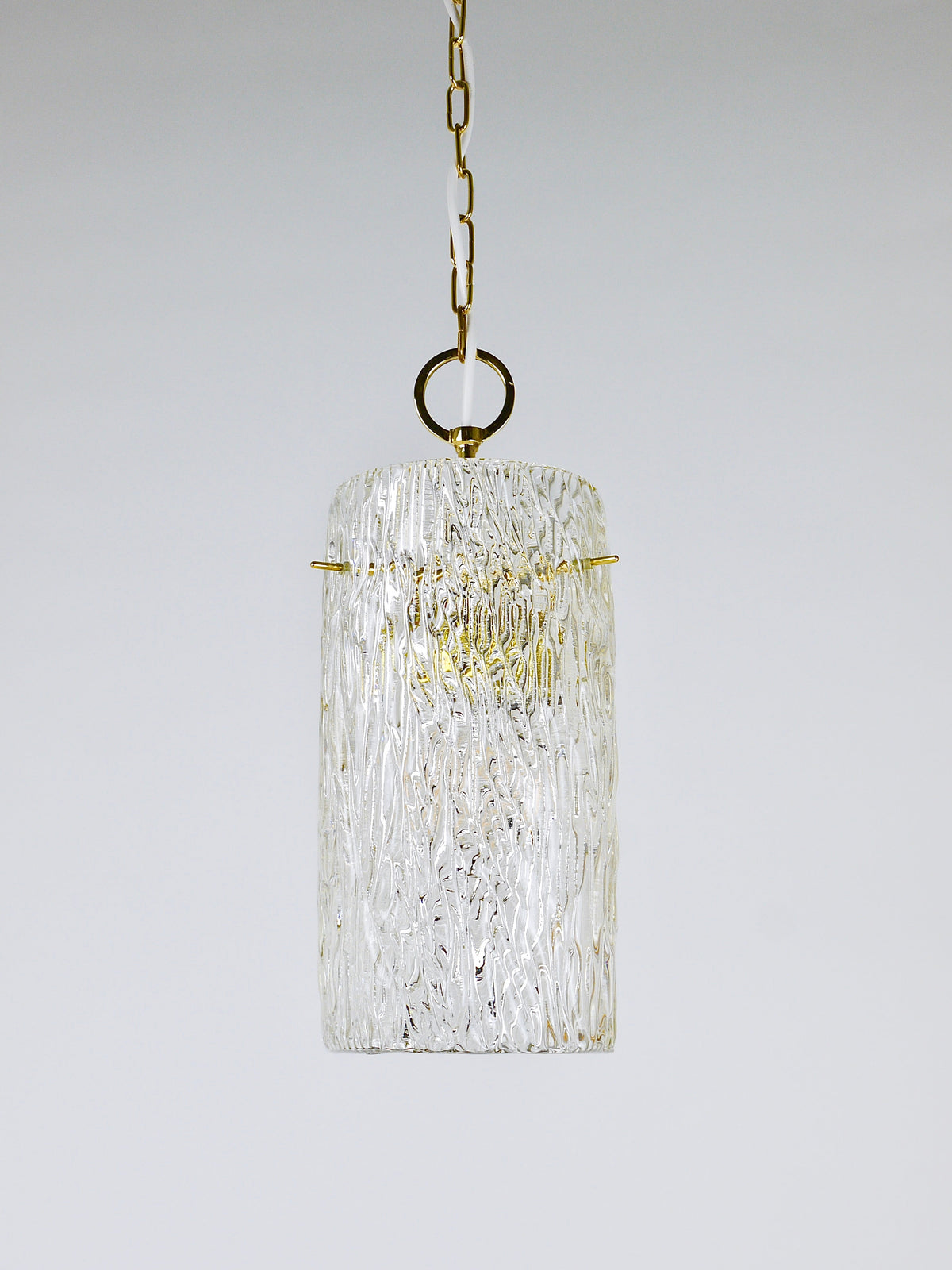 Suspension Mid-Century J.T. Kalmar Vienna en laiton et tube de verre texturé, Autriche