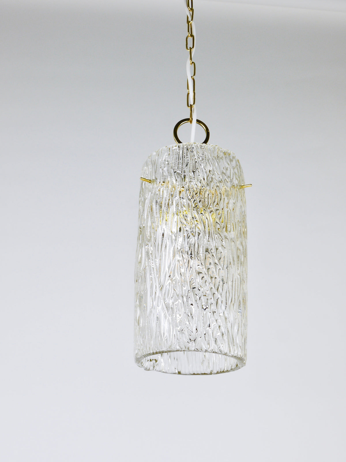 Suspension Mid-Century J.T. Kalmar Vienna en laiton et tube de verre texturé, Autriche