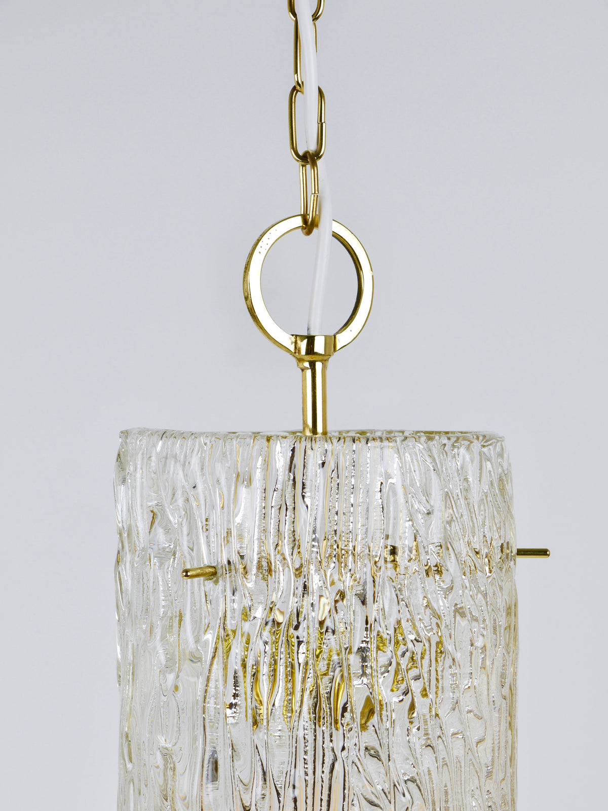Suspension Mid-Century J.T. Kalmar Vienna en laiton et tube de verre texturé, Autriche