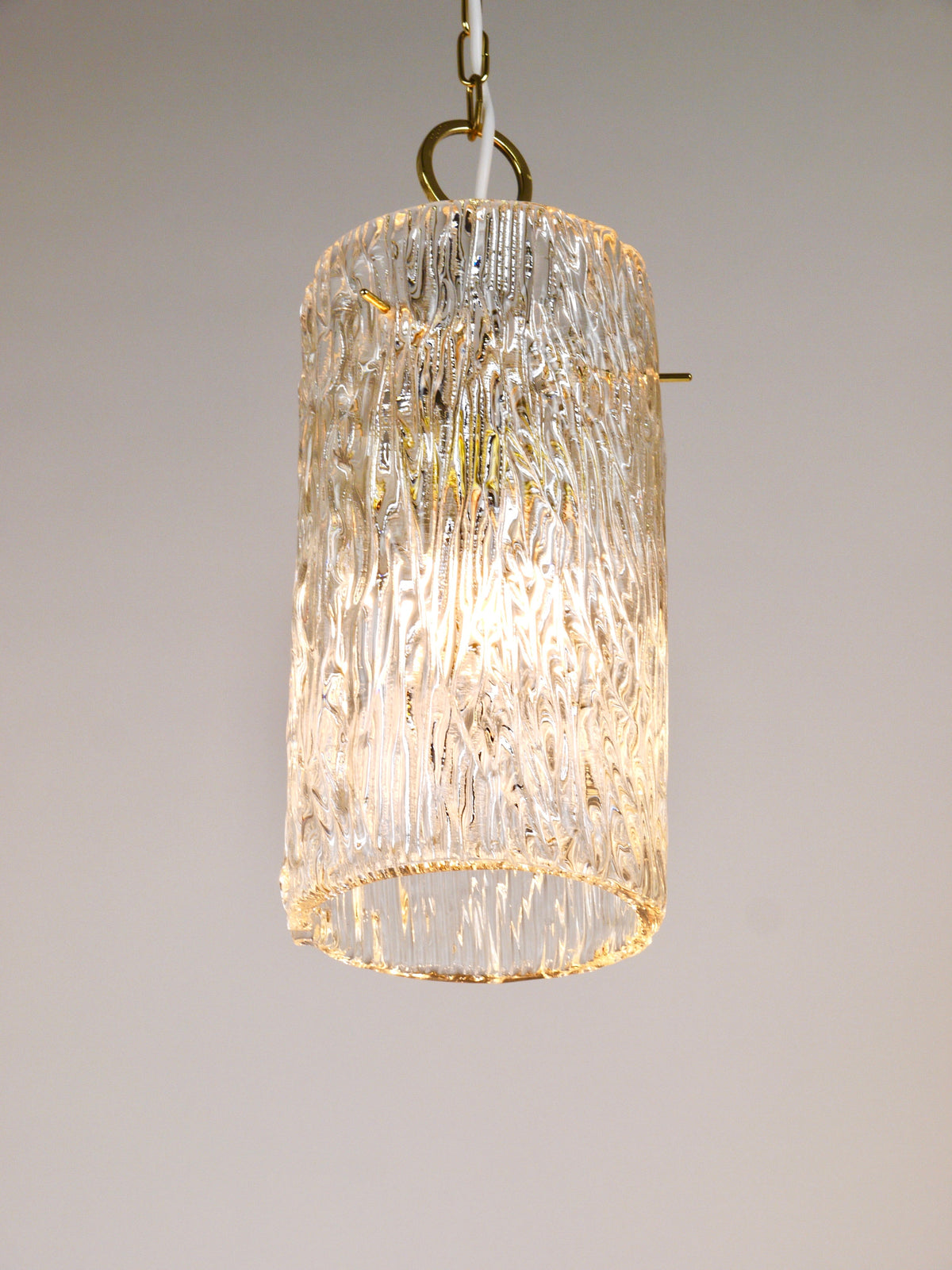 Suspension Mid-Century J.T. Kalmar Vienna en laiton et tube de verre texturé, Autriche