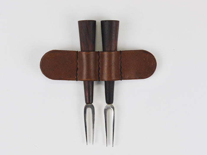 Carl Auböck Gabelpaar, Messing, Lederetui, Maiskolbenhalter, Wien, 1930er