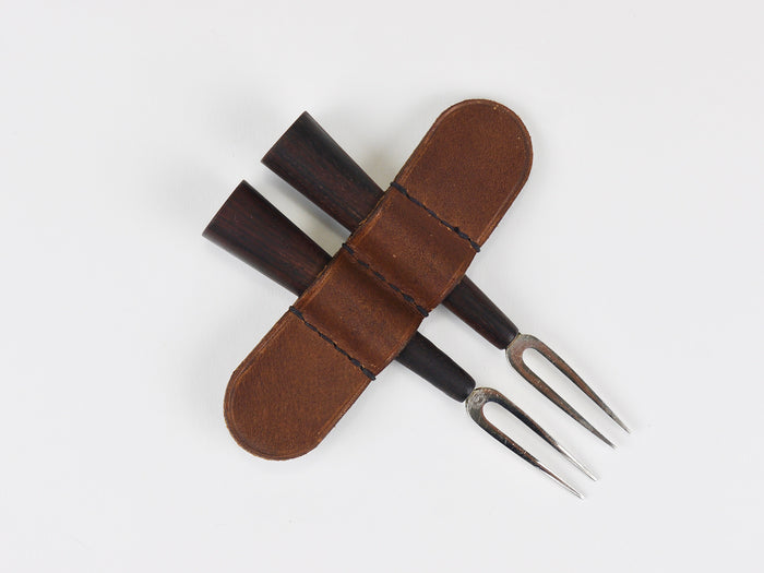 Carl Auböck Gabelpaar, Messing, Lederetui, Maiskolbenhalter, Wien, 1930er