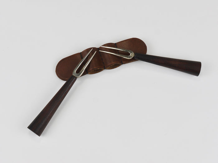 Carl Auböck Gabelpaar, Messing, Lederetui, Maiskolbenhalter, Wien, 1930er