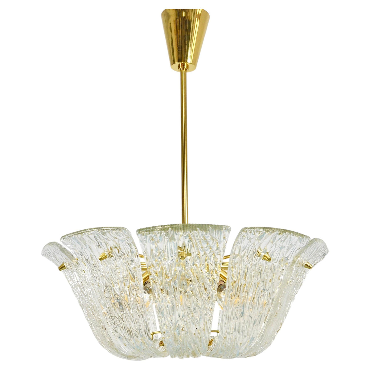 Grand lustre panier courbé J.T. Kalmar, laiton et verre texturé, Vienne, 1950