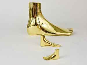 Presse-papier en forme de pied en laiton signé Carl Auböck, sculpture Mid-Century faite à la main